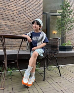Seo Woo-jin Instagram - .
프렌치 감성과 무드를 담은 ‘MARITHÉ KIDS’
24SUMMER COLLECTION 제품과 함께 
우진이의 일상 모습을 담아보았어요.
편한 티셔츠에 숏츠 하나 입고 모자 하나 얹었을 뿐인데
이 감성 뭐냐구😍
마리떼 키즈라 가능 하다구요❤️
@marithe_kids 

👕
ENFANT CLASSIC LOGO TEE navy
스탠다드핏의 마리떼 프랑소와 저버를 대표하는 
클래식라인의 키즈버전 착용!
전면부에 마리떼 프랑소와 저버 클래식 로고 포인트!
🩳
ENFANT CLASSIC LOGO NYLON SHORTS light blue
카고 포켓 디테일의 나일론 숏츠로 시원하고 가벼우며
스트링으로 허리 사이즈 조절 가능
포켓에 클래식 로고 포인트!

#MARITHEENFANTFRIENDS
#marithe_kids