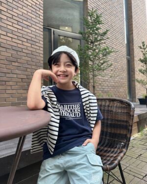 Seo Woo-jin Instagram - .
프렌치 감성과 무드를 담은 ‘MARITHÉ KIDS’
24SUMMER COLLECTION 제품과 함께 
우진이의 일상 모습을 담아보았어요.
편한 티셔츠에 숏츠 하나 입고 모자 하나 얹었을 뿐인데
이 감성 뭐냐구😍
마리떼 키즈라 가능 하다구요❤️
@marithe_kids 

👕
ENFANT CLASSIC LOGO TEE navy
스탠다드핏의 마리떼 프랑소와 저버를 대표하는 
클래식라인의 키즈버전 착용!
전면부에 마리떼 프랑소와 저버 클래식 로고 포인트!
🩳
ENFANT CLASSIC LOGO NYLON SHORTS light blue
카고 포켓 디테일의 나일론 숏츠로 시원하고 가벼우며
스트링으로 허리 사이즈 조절 가능
포켓에 클래식 로고 포인트!

#MARITHEENFANTFRIENDS
#marithe_kids