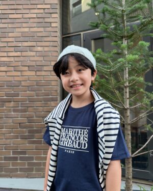 Seo Woo-jin Instagram - .
프렌치 감성과 무드를 담은 ‘MARITHÉ KIDS’
24SUMMER COLLECTION 제품과 함께 
우진이의 일상 모습을 담아보았어요.
편한 티셔츠에 숏츠 하나 입고 모자 하나 얹었을 뿐인데
이 감성 뭐냐구😍
마리떼 키즈라 가능 하다구요❤️
@marithe_kids 

👕
ENFANT CLASSIC LOGO TEE navy
스탠다드핏의 마리떼 프랑소와 저버를 대표하는 
클래식라인의 키즈버전 착용!
전면부에 마리떼 프랑소와 저버 클래식 로고 포인트!
🩳
ENFANT CLASSIC LOGO NYLON SHORTS light blue
카고 포켓 디테일의 나일론 숏츠로 시원하고 가벼우며
스트링으로 허리 사이즈 조절 가능
포켓에 클래식 로고 포인트!

#MARITHEENFANTFRIENDS
#marithe_kids