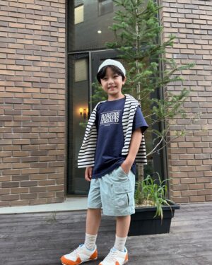 Seo Woo-jin Instagram - .
프렌치 감성과 무드를 담은 ‘MARITHÉ KIDS’
24SUMMER COLLECTION 제품과 함께 
우진이의 일상 모습을 담아보았어요.
편한 티셔츠에 숏츠 하나 입고 모자 하나 얹었을 뿐인데
이 감성 뭐냐구😍
마리떼 키즈라 가능 하다구요❤️
@marithe_kids 

👕
ENFANT CLASSIC LOGO TEE navy
스탠다드핏의 마리떼 프랑소와 저버를 대표하는 
클래식라인의 키즈버전 착용!
전면부에 마리떼 프랑소와 저버 클래식 로고 포인트!
🩳
ENFANT CLASSIC LOGO NYLON SHORTS light blue
카고 포켓 디테일의 나일론 숏츠로 시원하고 가벼우며
스트링으로 허리 사이즈 조절 가능
포켓에 클래식 로고 포인트!

#MARITHEENFANTFRIENDS
#marithe_kids