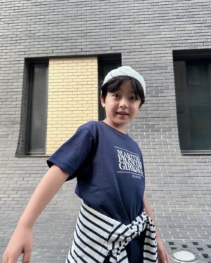 Seo Woo-jin Instagram - .
프렌치 감성과 무드를 담은 ‘MARITHÉ KIDS’
24SUMMER COLLECTION 제품과 함께 
우진이의 일상 모습을 담아보았어요.
편한 티셔츠에 숏츠 하나 입고 모자 하나 얹었을 뿐인데
이 감성 뭐냐구😍
마리떼 키즈라 가능 하다구요❤️
@marithe_kids 

👕
ENFANT CLASSIC LOGO TEE navy
스탠다드핏의 마리떼 프랑소와 저버를 대표하는 
클래식라인의 키즈버전 착용!
전면부에 마리떼 프랑소와 저버 클래식 로고 포인트!
🩳
ENFANT CLASSIC LOGO NYLON SHORTS light blue
카고 포켓 디테일의 나일론 숏츠로 시원하고 가벼우며
스트링으로 허리 사이즈 조절 가능
포켓에 클래식 로고 포인트!

#MARITHEENFANTFRIENDS
#marithe_kids