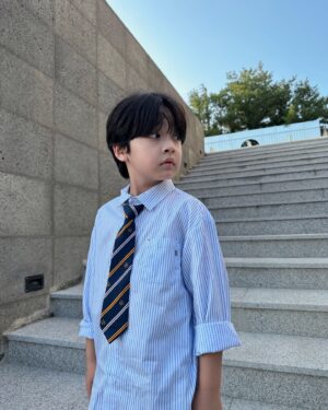 Seo Woo-jin Instagram - 셔츠 좋아👔

멋진룩의 기본 아이템 셔츠는 필수!
지금부터 툭툭 단독으로 팔 걷어 입다가 
가을되면 니트나 맨투맨에 받쳐 입으면 
그렇게 예쁠수가 없지요~
하이퀄리티에 코디의 용이함까지 역시 BEEN!
@been_official_iehyun 

#협찬 #빈 #BEEN #가을코디 #키즈패션 #이현몰