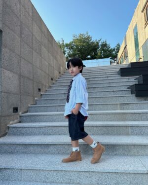 Seo Woo-jin Instagram - 셔츠 좋아👔

멋진룩의 기본 아이템 셔츠는 필수!
지금부터 툭툭 단독으로 팔 걷어 입다가 
가을되면 니트나 맨투맨에 받쳐 입으면 
그렇게 예쁠수가 없지요~
하이퀄리티에 코디의 용이함까지 역시 BEEN!
@been_official_iehyun 

#협찬 #빈 #BEEN #가을코디 #키즈패션 #이현몰