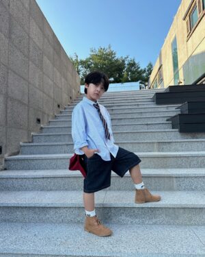 Seo Woo-jin Instagram - 셔츠 좋아👔

멋진룩의 기본 아이템 셔츠는 필수!
지금부터 툭툭 단독으로 팔 걷어 입다가 
가을되면 니트나 맨투맨에 받쳐 입으면 
그렇게 예쁠수가 없지요~
하이퀄리티에 코디의 용이함까지 역시 BEEN!
@been_official_iehyun 

#협찬 #빈 #BEEN #가을코디 #키즈패션 #이현몰