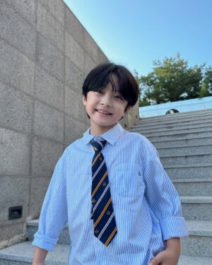 Seo Woo-jin Instagram - 셔츠 좋아👔

멋진룩의 기본 아이템 셔츠는 필수!
지금부터 툭툭 단독으로 팔 걷어 입다가 
가을되면 니트나 맨투맨에 받쳐 입으면 
그렇게 예쁠수가 없지요~
하이퀄리티에 코디의 용이함까지 역시 BEEN!
@been_official_iehyun 

#협찬 #빈 #BEEN #가을코디 #키즈패션 #이현몰