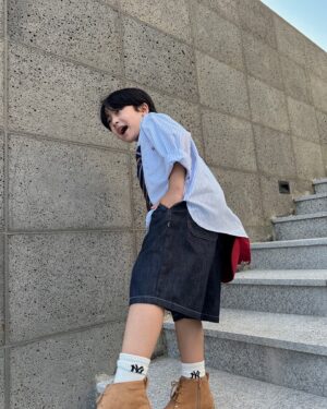 Seo Woo-jin Instagram - 셔츠 좋아👔

멋진룩의 기본 아이템 셔츠는 필수!
지금부터 툭툭 단독으로 팔 걷어 입다가 
가을되면 니트나 맨투맨에 받쳐 입으면 
그렇게 예쁠수가 없지요~
하이퀄리티에 코디의 용이함까지 역시 BEEN!
@been_official_iehyun 

#협찬 #빈 #BEEN #가을코디 #키즈패션 #이현몰