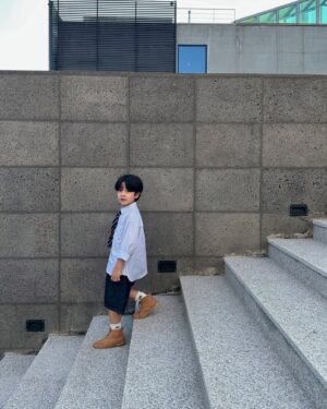 Seo Woo-jin Instagram - 셔츠 좋아👔

멋진룩의 기본 아이템 셔츠는 필수!
지금부터 툭툭 단독으로 팔 걷어 입다가 
가을되면 니트나 맨투맨에 받쳐 입으면 
그렇게 예쁠수가 없지요~
하이퀄리티에 코디의 용이함까지 역시 BEEN!
@been_official_iehyun 

#협찬 #빈 #BEEN #가을코디 #키즈패션 #이현몰