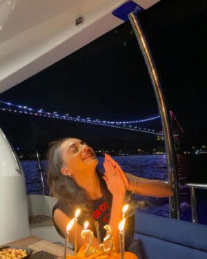 Sera Kutlubey Instagram - Yaklaşıyor yaklaşmakta olan🤟💥 #23