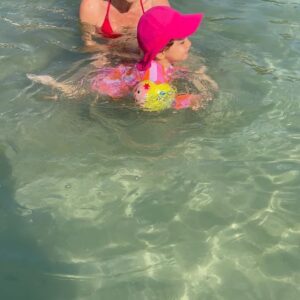 Seray Sever Instagram - Müthiş @naymanbeachcesme yüzme öğreniyoruz @sofiaalyasunbul aşklarımla🧿🧿🥰🥰💙💙♾️♾️