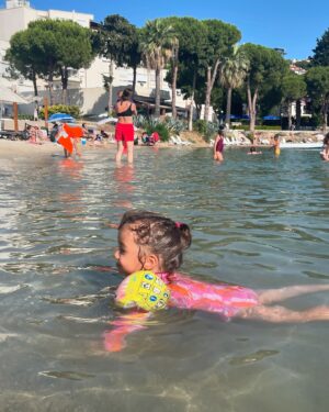 Seray Sever Instagram - Müthiş @naymanbeachcesme yüzme öğreniyoruz @sofiaalyasunbul aşklarımla🧿🧿🥰🥰💙💙♾️♾️