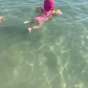 Seray Sever Instagram - Müthiş @naymanbeachcesme yüzme öğreniyoruz @sofiaalyasunbul aşklarımla🧿🧿🥰🥰💙💙♾️♾️