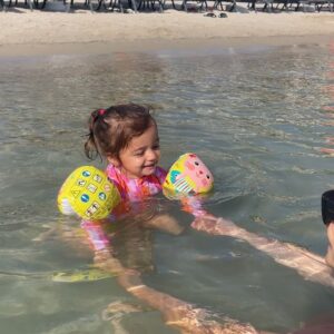 Seray Sever Instagram - Müthiş @naymanbeachcesme yüzme öğreniyoruz @sofiaalyasunbul aşklarımla🧿🧿🥰🥰💙💙♾️♾️