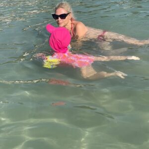 Seray Sever Instagram - Müthiş @naymanbeachcesme yüzme öğreniyoruz @sofiaalyasunbul aşklarımla🧿🧿🥰🥰💙💙♾️♾️