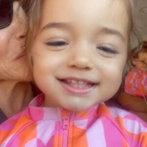 Seray Sever Instagram - Müthiş @naymanbeachcesme yüzme öğreniyoruz @sofiaalyasunbul aşklarımla🧿🧿🥰🥰💙💙♾️♾️