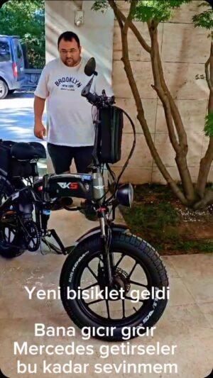 Serdar Ortaç Instagram - Bana gıcır gıcır Mercedes araba verseler bu kadar mutlu olmazdım bisikletim geldi(bisikleti yapan arkadaşların birinin annesi Kabe'den bana hediyeler göndermiş sevilmek ne güzel güzel ya)