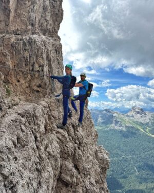 Serena Autieri Instagram - Impresa iconica portata a termine! ⛰️ 🧗 
Raggiungere in ferrata la cime della Tofana di mezzo a 3.244 mt dopo 7 ore mi fa sentire fiera del gruppo di amici storici con cui l’ho fatto, forte e realizzata. 
Abbiamo provato ogni emozione dalle risate iniziali, alla gioia pura, dall’adrenalina alla paura di non farcela…
Già programmando la prossima💪🏻