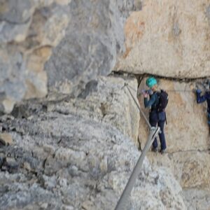 Serena Autieri Instagram - Impresa iconica portata a termine! ⛰️ 🧗 
Raggiungere in ferrata la cime della Tofana di mezzo a 3.244 mt dopo 7 ore mi fa sentire fiera del gruppo di amici storici con cui l’ho fatto, forte e realizzata. 
Abbiamo provato ogni emozione dalle risate iniziali, alla gioia pura, dall’adrenalina alla paura di non farcela…
Già programmando la prossima💪🏻