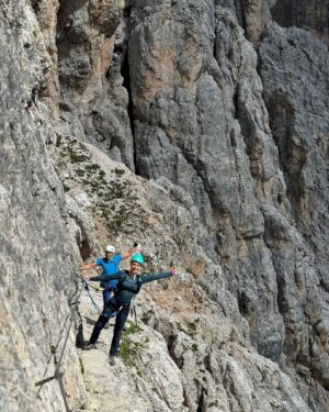 Serena Autieri Instagram - Impresa iconica portata a termine! ⛰️ 🧗 
Raggiungere in ferrata la cime della Tofana di mezzo a 3.244 mt dopo 7 ore mi fa sentire fiera del gruppo di amici storici con cui l’ho fatto, forte e realizzata. 
Abbiamo provato ogni emozione dalle risate iniziali, alla gioia pura, dall’adrenalina alla paura di non farcela…
Già programmando la prossima💪🏻