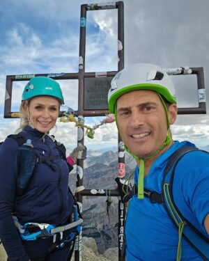 Serena Autieri Instagram - Impresa iconica portata a termine! ⛰️ 🧗 
Raggiungere in ferrata la cime della Tofana di mezzo a 3.244 mt dopo 7 ore mi fa sentire fiera del gruppo di amici storici con cui l’ho fatto, forte e realizzata. 
Abbiamo provato ogni emozione dalle risate iniziali, alla gioia pura, dall’adrenalina alla paura di non farcela…
Già programmando la prossima💪🏻