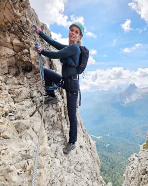 Serena Autieri Instagram - Impresa iconica portata a termine! ⛰️ 🧗 
Raggiungere in ferrata la cime della Tofana di mezzo a 3.244 mt dopo 7 ore mi fa sentire fiera del gruppo di amici storici con cui l’ho fatto, forte e realizzata. 
Abbiamo provato ogni emozione dalle risate iniziali, alla gioia pura, dall’adrenalina alla paura di non farcela…
Già programmando la prossima💪🏻