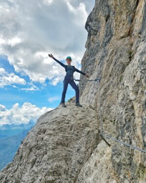 Serena Autieri Instagram - Impresa iconica portata a termine! ⛰️ 🧗 
Raggiungere in ferrata la cime della Tofana di mezzo a 3.244 mt dopo 7 ore mi fa sentire fiera del gruppo di amici storici con cui l’ho fatto, forte e realizzata. 
Abbiamo provato ogni emozione dalle risate iniziali, alla gioia pura, dall’adrenalina alla paura di non farcela…
Già programmando la prossima💪🏻