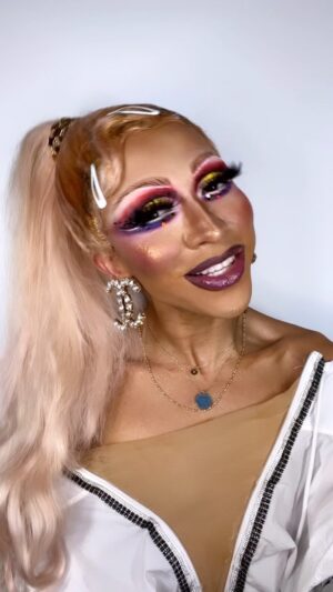 Serena Chacha Instagram - Always smiling thanks to @islandcitydental dando pelucazoooooooooooooo #serenachacha #missuniverse pelucas #drag #dragqueen #rupaul #smile #fridayvibes #tgif #fridaymood #friyay #happy #instagram #weekendvibes #fridaynight #fridayfeeling