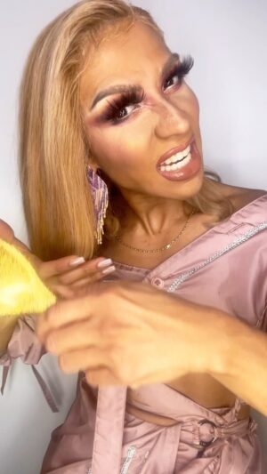 Serena Chacha Instagram - first time using my actual brows tho… i swear by @tartecosmetics brow gels 
outfit, hair and makeup by me 👕👑💄 #serenachachawigs #serenachacha
#friyay #weekend #makeupartist #queen #makeuplook