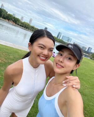 Serena Fang Instagram - 用跑步認識曼谷
充滿朝氣 五點起床 六點開跑 
好喜歡這個在市中心 被樹圍繞
班嘉奇蒂公園 สวนเบญจกิติ森林公園
繞著水池跑大概ㄧ圈接近2k
跑完後感覺充飽電🌟

輕鬆的跑了8k 
捨不得離開又多散步了ㄧ小時
很多跑團跟跑者也在這邊運動訓練
有可愛的狗狗公園！
還交到了新朋友🇹🇭🧡

跑步最開心了⚡️
喜歡跑步的朋友來曼谷可以來這邊練跑喲
還有羽球桌球場！

#曼谷跑步聖地
#lifeinbangkok #run #newbalance #1080
Special thanks @tphone_store