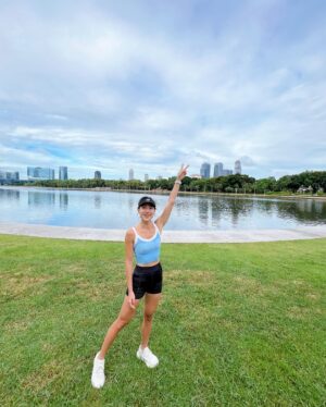 Serena Fang Instagram - 用跑步認識曼谷
充滿朝氣 五點起床 六點開跑 
好喜歡這個在市中心 被樹圍繞
班嘉奇蒂公園 สวนเบญจกิติ森林公園
繞著水池跑大概ㄧ圈接近2k
跑完後感覺充飽電🌟

輕鬆的跑了8k 
捨不得離開又多散步了ㄧ小時
很多跑團跟跑者也在這邊運動訓練
有可愛的狗狗公園！
還交到了新朋友🇹🇭🧡

跑步最開心了⚡️
喜歡跑步的朋友來曼谷可以來這邊練跑喲
還有羽球桌球場！

#曼谷跑步聖地
#lifeinbangkok #run #newbalance #1080
Special thanks @tphone_store