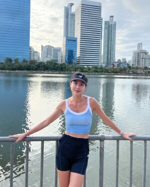 Serena Fang Instagram - 用跑步認識曼谷
充滿朝氣 五點起床 六點開跑 
好喜歡這個在市中心 被樹圍繞
班嘉奇蒂公園 สวนเบญจกิติ森林公園
繞著水池跑大概ㄧ圈接近2k
跑完後感覺充飽電🌟

輕鬆的跑了8k 
捨不得離開又多散步了ㄧ小時
很多跑團跟跑者也在這邊運動訓練
有可愛的狗狗公園！
還交到了新朋友🇹🇭🧡

跑步最開心了⚡️
喜歡跑步的朋友來曼谷可以來這邊練跑喲
還有羽球桌球場！

#曼谷跑步聖地
#lifeinbangkok #run #newbalance #1080
Special thanks @tphone_store