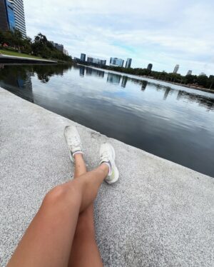 Serena Fang Instagram - 用跑步認識曼谷
充滿朝氣 五點起床 六點開跑 
好喜歡這個在市中心 被樹圍繞
班嘉奇蒂公園 สวนเบญจกิติ森林公園
繞著水池跑大概ㄧ圈接近2k
跑完後感覺充飽電🌟

輕鬆的跑了8k 
捨不得離開又多散步了ㄧ小時
很多跑團跟跑者也在這邊運動訓練
有可愛的狗狗公園！
還交到了新朋友🇹🇭🧡

跑步最開心了⚡️
喜歡跑步的朋友來曼谷可以來這邊練跑喲
還有羽球桌球場！

#曼谷跑步聖地
#lifeinbangkok #run #newbalance #1080
Special thanks @tphone_store
