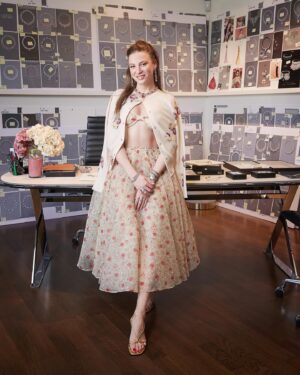 Serenay Sarıkaya Instagram - Last week at Lucia’s Gem’s Table💎 The queen of the @bvlgari 👑♥️🌹

#bvlgari 

#işbirliği
