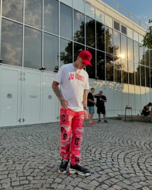 Sergei Barracuda Instagram - oblik sem se z toho co sem nasel na festivalu😄produced in CZ🇨🇿 @soldoutstore.cz x @paulgate808 x @adam_wave_ 🔥 ps tenhle vikend sobota @benatska noc v Liberci!✨