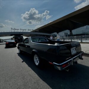 Sergey Mezentsev Instagram - Знакомьтесь, Chevrolet El Camino 1984. Назвал его Джон Сноу, потому что он черного цвета и полукровка. Машина официально позиционировалась как «легковой лакшери пикап». То есть рабочая машина для ранчо с удобствами мирской люкс машины: кондиционер, велюровый салон, электрические стеклоподъемники, круиз контроль и тп.
В рекламных роликах про нее, главный герой (зажиточный ковбой), днем перевозит на ней стоги сена, а вечером везет возлюбленную на свидание в ресторан, плавно качаясь на мягкой подвеске уровня представительского седана.

Тачка кайфовая, но в спустя десятилетия публика догадалась, что «не то, ни сё», не самая разумная идея.

Автомобиль реставрирован буквально из руин в мастерской @rockabillygarage 🛠️🖤

Вы догоняете идею автомобиля?