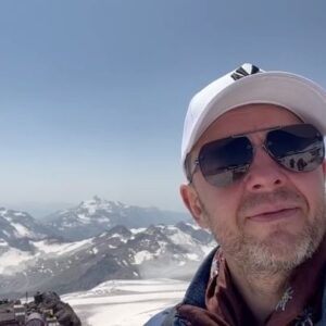 Sergey Netiyevskiy Instagram - 🏔️Зачем люди идут в горы?  Они как деревья тянутся к небу! Хотят проверить свои силы. Испытать себя. Побыть ближе  к звездам. Чтоб получить инсайты, надо иногда  менять обстановку и идти  другим путем! 

🕉️Не подводим ли  бога, не позволяя познать себе вкус жизни, утыкаясь в телефоны и в телевизоры убегая от природы, уходя с головой в художественные книги , в учебу,  наполняя себя информацией и думая о славе и деньгах…

💥Об озарениях, о том что делает нас  счастливым  мы часто говорим на говорим в моих мастерклассах на netievskiy. pro  #zen #elbrus #горы #инсайт #insite #netievskiy #нетиевский #мастерклассы #коуч #спикер