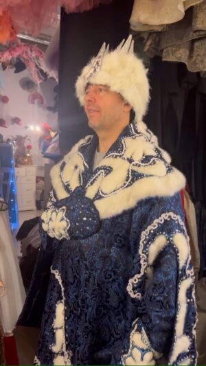 Sergey Netiyevskiy Instagram - Готовимся к главной Елке Екатеринбурга🎄

Дорогие Уральцы! 

Приглашаю вас на грандиозное новогоднее шоу для всей семьи!
Встречайте всех любимых мульт-героев телеканала "МУЛЬТ" на одной сцене:
🦹♀️ Очаровательный Сказочный Патруль!
🙃 Забавный и неожиданный Буба!
🐻 Веселые Ми-ми-мишки!
🐱 И дружелюбные Кошечки-собачки!

Вас ждут 20 высоких кукол, 50 актеров, более 100 волшебных костюмов и захватывающие визуальные эффекты! 

Событие, о котором будут говорить все!
Не пропустите! 

Мы ждем вас с 29 декабря в Культурно-конгрессуальном центре "Космос" в городе Екатеринбурге. Это незабываемое шоу, которое подарит вам и вашим детям радость и яркие воспоминания!

‼️ Для бронирования билетов звоните по телефону  7 968 826-78-54 (Виктория)
Билеты также доступны на нашем сайте: www.ElkaMult.ru. 🎄🎄🎄

#елка #екатеринбург #дети #детиекатеринбург #уральскиепельмени #детскийсад #буба #смех #юмор #импровизация #импровизаторы #мимимишки #сказочныйпатруль #елкамульт #мульт #кошечкисобачки #космос #новогодниеканикулы #новыйгод #новогоднеешоу #телеканалмульт