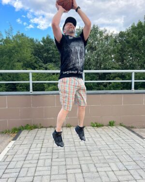 Sergey Netiyevskiy Instagram - Завис! Посмотрел документальный сериал про Майкла Джордана  и Чикаго Булс «Последний танец» и завис... Фил Джексон - лучший тренер всех времен. Он поистине дзен- мастер. Откликается его мировозрение и методы мотивации команды! Он «клей» любой команды, которую тренировал. Рекомендую влюбленным в баскетбол с 90-х и не только))

#баскетбол #chicagobulls #chicagobucketlist #спорт #фитнес #юмор #смех #физкультура #уральскиепельмени