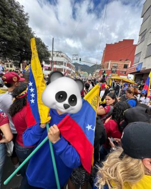 Sergio Daniel Brazón Rodríguez Instagram - Yo quiero que los niños de Venezuela que ven mi contenido CREZCAN EN SU PAÍS y no tengan que migrar como YO ME VI OBLIGADO A HACERLO!! 🇻🇪 Yo quiero una Venezuela donde los adolescentes puedan estudiar lo que ellos quieran y no lo que obliga el sistema. Quiero una Venezuela donde la gente no muera de hambre o por falta de medicina. Quiero que los profesores tengan un sueldo justo, que un médico gane como debería… pero lo más importante: QUIERO QUE VOLVAMOS A CASA CON NUESTRAS FAMILIAS. Es hora de un cambio 🇻🇪🥹 y no se que vaya a pasar hoy, lo que sí se es que HAY FE!! Hay esperanza. Hay alegría… y no vamos a dejar que nos la quiten. Tú puedes Venezuela. Los cambios son buenos❤️‍🩹
