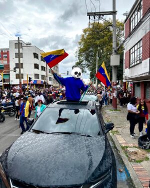 Sergio Daniel Brazón Rodríguez Instagram - Yo quiero que los niños de Venezuela que ven mi contenido CREZCAN EN SU PAÍS y no tengan que migrar como YO ME VI OBLIGADO A HACERLO!! 🇻🇪 Yo quiero una Venezuela donde los adolescentes puedan estudiar lo que ellos quieran y no lo que obliga el sistema. Quiero una Venezuela donde la gente no muera de hambre o por falta de medicina. Quiero que los profesores tengan un sueldo justo, que un médico gane como debería… pero lo más importante: QUIERO QUE VOLVAMOS A CASA CON NUESTRAS FAMILIAS. Es hora de un cambio 🇻🇪🥹 y no se que vaya a pasar hoy, lo que sí se es que HAY FE!! Hay esperanza. Hay alegría… y no vamos a dejar que nos la quiten. Tú puedes Venezuela. Los cambios son buenos❤️‍🩹
