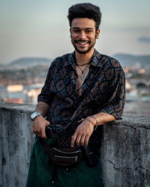 Sergio Malheiros Instagram - A 5ª temporada de #Impuros já está disponível no @disneyplusbr 😅👊🏾 

Você é do #team que faz maratona ou do #team que assiste um episódio por dia? 🤙🏾