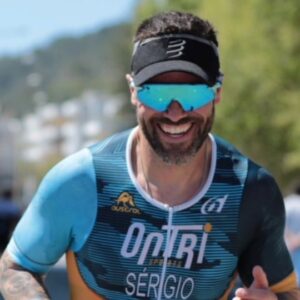 Sérgio Rosado Instagram - Quem diria que passados 6 meses, estaria aqui a escrever sobre a minha estreia no mundo do Triatlo. É um desafio ímpar esta conjugação entre a natação, o ciclismo e o atletismo.
Os triatlos longos são um grande teste de resistência mental e física, exigem treino, foco, consistência e um compromisso sério. A grande estreia aconteceu no passado dia 2 de Abril no @setubaltriathlon ( 🏊‍♂️ 1.9km / 🚴 90km / 🏃‍♂️ 21km ), tentei gerir ao máximo o esforço para que, ao cruzar a meta, estivesse de sorriso no rosto o que, felizmente, foi sempre uma constante durante a prova, pois devemos estar no desporto sempre com a consciência que no final o que interessa é o prazer e a diversão que tiramos desta experiência. Estaria a mentir se vos dissesse que foi fácil, pois este é um desporto onde temos que ter uma capacidade de sofrimento acima do normal, a transição entre nadar, subir para a bicicleta e percorrer vários quilómetros na estrada a correr reforça a capacidade de resiliência. Gostaria de agradecer á minha família principalmente a minha mulher @andyrosado79 sem eles não seria possível, também a toda uma equipa que me tem ajudado a evoluir e sem os quais certamente que o grande desafio em Outubro do @ironmanportugal seria neste momento uma miragem. Á @ontrisports mais concretamente ao meu treinador @sergiosantostri que tem sido incansável todos os dias no planeamento dos meus treinos, ao meu treinador de natação @david_cheu_martins da @amorasubanamorense, a @scott_portugal_oficial, a @rideshimano, a @scvougaciclismo, a @bp.bikeplanet e a @oakley por continuarem connosco nas aventuras no mundo do ciclismo, à @6d_portugal que tem sido fundamental a tirar proveito máximo do desporto e a recuperar rapidamente, à @saucony_eu que teve um papel muito importante na evolução da minha corrida, na clínica @mediser.rehab tratam a reabilitação do “Ser como um Todo” e o meu osteopata @pedro.cardoso.osteo tem sido uma peça chave na minha recuperação física, ao meu nutricionista @custodiomustracesar que durante todos estes anos as suas dicas continuam a ser fundamentais, quero também agradecer ao grupo @clube.kalorias e ao meu PT @personaltrainernf . // 📷 Fotos by @triatl3ta .