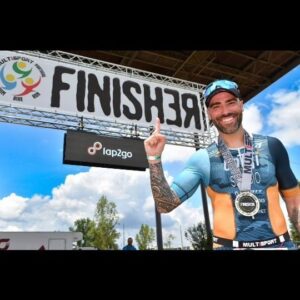 Sérgio Rosado Instagram - 🏊‍♂️ 1.9km / 🚴 90km / 🏃‍♂️ 21km = ⏱️5h48 

No passado dia 10 de Junho tive a minha segunda prova Half Distance 70.3, desta vez foi a Multisport Coimbra, numa cidade com imensa história e que de certa forma ficará também marcada nesta minha caminhada no Triatlo.
Começo por dar os parabéns à organização da @multisportportugal , irrepreensível nos pontos de hidratação principalmente no segmento da corrida, pois estava imenso calor e cada vez que nos davam água as garrafas estavam bem frescas 🙌🏻. Em relação à minha prestação digamos que fisicamente fui mais "debilitado" pelo aumento da carga nos treinos o que é perfeitamente natural nesta fase, mas mesmo assim, consegui retirar 20 minutos a Setúbal, a pior prestação foi a nadar, eu sabia que em águas doces temos menos flutuabilidade e que temos de exercer mais força na puxada e saí mais cansado do que seria espectável, em relação à bike já estava à espera que podesse fazer uma média superior mesmo tendo em conta que tinha de gerir o esforço visto ser um percurso bastante plano, a grande supresa foi na corrida, fiz um tempo realmente muito bom para quem está finalmente ganhar o gosto neste segmento 😁.
De uma forma geral foi mais um grande "treino" rumo ao objectivo de 2023, dia 21 de Outubro em Cascais no @Ironmanportugal.
Quero obviamente agradecer a todos os meus parceiros mas em especial à equipa da @ontrisports e ao @sergiosantostri pelo o apoio fundamental no "terreno".
Obrigado 🙏🏻 : 
@david_cheu_martins da @amorasubanamorense @scott_portugal_oficial
@rideshimano
@scvougaciclismo
@bp.bikeplanet
@oakley 
@6d_portugal 
@saucony_eu 
@mediser.rehab
@pedro.cardoso.osteo 
@custodiomustracesar 
@clube.kalorias e ao @personaltrainernf

📷 Fotos by @Triatl3ta e @fotop_portugal