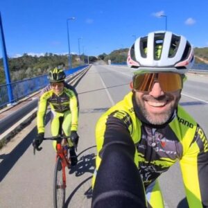 Sérgio Rosado Instagram - Hoje foi dia para um treino diferente, tive a companhia do mano Nelson nos 80km finais 😉💪🏻 fomos à terra natal do pai Rosado ( Aljezur/Algarve ) 🚴 🙌🏻
.
.
#Ontrisports #ScottPortugal #BikePlanet #AmoraSubANA
#6dSportsNutrition #VougaCiclismo #Shimano  #Fullwear #Oakley #Hast