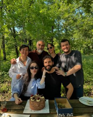 Serkan Çayoğlu Instagram - Sevdiğim yerde sevdiğim insanlarla yeni yaşıma girmek❤️ Ne güzel bir sürprizdi çok teşekkür ederim hepinize, iyi ki varsınız 🙏🏼