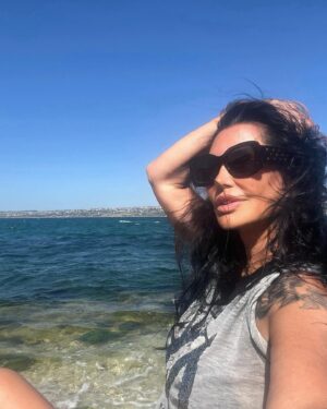 Serpil Çakmaklı Instagram - Tenhalığı seviyorum bağı koparılmayan dostlukları, sakin mekanları, kendimle kalmayı ,kendimi saklamayı, ve en önemlisi sınırlarımı .Türkiyemin neresinde olursanız olun hepinize sağlık huzur ve kucak dolusu sevgilerimi yolluyorum 🙏#serpilçakmaklı #keşfet #mutluhaftalar #günaydın #yaz