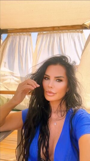 Serpil Çakmaklı Instagram - Hevesim kırıldıktan sonra isterse her şey mükemmel olsun dönüp göz ucuyla bile bakmam Kimse için değil kendin için güzel yaşa pozitif bak hayata.Aynadakine her zaman gülümse sev onu bütün kalbinle unutma herkes gelir geçer Sevdiklerimiz ailemiz bile terkeder hemde bir daha dönmemek üzere  işte bu yüzden bir ömür kendinlesin gül eğlen hayatı çok da fazla ciddiye alma almayın canlarım 🙏#serpilçakmaklı #günaydın#tünaydın #keşfetteyiz#mutlupazarlar #mutlusabahlar#tatilkeyfi
