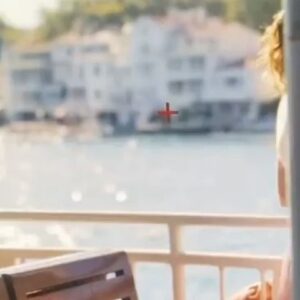 Serra Yılmaz Instagram - 🇮🇹Che dire di una meravigliosa avventura nuova con tante persone già conosciute e amate e tante appena scoperte e amate! E stata una gioia lavorare con voi tutti, vi ringrazio dal fondo del cuore e vi voglio bene.
🇹🇷Bir kısmını önceden tanıdığım ve sevdiğim bir kısmınıysa yeni keşfettiğim ve sevdiğim insansanlarla  yaşadığımız bu harikulade yeni macera hakkında ne diyebilirim ki? Hepinizle çalışmak neşe kaynağım oldu, hepinize kalbimin derinlerinden teşekkür ediyorum ve sizleri seviyorum.
#Repost @ferzanozpetek with @make_repost
・・・
La donna, se vuole, riesce a far stare
Tanti mobili in una stanza minuscola,
Marmellate di tutti i colori in barattoli piccolissimi,
Il mare dentro un bicchiere da acqua
Una farmacia, una bigotteria, le foto di famiglia dentro una borsa da polso…
Fa stare la notte dentro la sua anima,
Un ricordo nel suo vestito, i suoi singhiozzi dentro una canzone,
La lussuria in uno sguardo, la compassione in un tocco…
L’indifferenza nei suoi passi, l’irresistibilità nelle curve delle labbra, la memorabilità in un sorriso…
La sua mestizia in una sigaretta, i suoi segreti dentro un caffè, le sue grida in un silenzio…
Un uomo nel suo cuore e nel suo letto per tutta una vita, un figlio nel grembo e nella sua vita…
La donna, se vuole, riesce a fare spazio a tutto
Ma chissà perché non riesce a far spazio a se stessa,
Non si riesce farla stare in questo enorme mondo.
#özdemirasaf 

Kadın İsterse Sığdırır
Küçücük bir odaya bir sürü eşyayı ,
Minicik kavanozlara renk renk reçelleri ,
Bir su bardağına denizi ,
Kol çantasına eczaneyi ,bijuteriyi ,aile resimlerini ....
Bir ruhuna geceyi sığdırır ,
Bir elbiseye anıyı ,bir şarkıya hıçkırıklarını ,
Bir bakışa şehveti ,bir dokunuşa şefkati ......
Bir yürüyüşe umursamazlığı ,bir dudak büküşe dayanılmazlığı,bir gülüşe unutulmazlığı .......
Bir sigaraya efkarını ,bir kahveye sırlarını ,bir susuşa çığlıklarını ........
Bir erkeği bir ömür kalbine ve yatağına sığdırır ,bir bebeği karnına ve tüm hayatına .........
Kadın isterse her şeyi sığdırır da bir kendi sığmaz ,sığdırılamaz nedense şu koca Dünyaya ........
#özdemirasaf @cristianacapotondi @_burakdeniz @eduardo_scarpetta @serrafine 
#karşıpencere #sezenaksu #fer