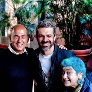 Serra Yılmaz Instagram - Questa foto non ha bisogno di sottotitoli 🥰🥰🥰 
🇹🇷Bu fotoğrafın altyazıya ihtiyacı yok 🥰🥰🥰
Repost from @ferzanozpetek
•
Io, Luca e Serra.. #lefateignoranti #cahilperiler #inizioletture @lucaargentero del mio cuore #amicodelcuore @serrafine #serpedellamiavita #yılan ;-)) photo by @romoloeucalittophotographer