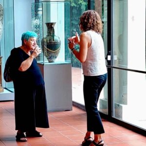 Serra Yılmaz Instagram - 🇮🇹Ieri sera lettura in musica con Maria Giulia Cester al pianoforte di “Il Ballo” d’Irene Nemirovsky al Teatro Masini di Faenza e stamattina visita al meraviglioso museo della ceramica @micfaenza guidata molto gentilmente da Monica Gori. Ci vuole al meno una settimana intera x scoprire tutte le meraviglie che contiene. Grazie @moni.gori, ho amato i momenti passati insieme. Tornerò.
🇹🇷Dün akşam Faenza’da ( fayans sözcüğünün kökeni buradan gelir) Masini Tiyatrosunda piyanoda Maria Giulia Cester’in eşlik etmesiyle İrene Nemirovsky’nin “Balo” adlı öyküsünü okudum. Bu sabah da muhteşem seramik müzesini @micfaenza sevgili Monica Gori’nin nazik rehberliğinde gezdik. Müzede bulunan tüm şaheserleri görmek için en az bir hafta gerekir ( İznik de var tabii). Çok mersi @moni.gori birlikte geçirdiğimiz tüm anları sevdim. Yine geleceğim.
@moni.gori @micfaenza @silviacelestecalcagno_ @ruggierogiovanni #faenza #faenzacentro #museointernazionaledellaceramica #museointernazionaledelleceramiche #museointernazionaledellaceramicadifaenza #iznik #