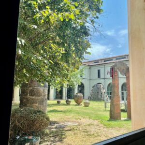 Serra Yılmaz Instagram - 🇮🇹Ieri sera lettura in musica con Maria Giulia Cester al pianoforte di “Il Ballo” d’Irene Nemirovsky al Teatro Masini di Faenza e stamattina visita al meraviglioso museo della ceramica @micfaenza guidata molto gentilmente da Monica Gori. Ci vuole al meno una settimana intera x scoprire tutte le meraviglie che contiene. Grazie @moni.gori, ho amato i momenti passati insieme. Tornerò.
🇹🇷Dün akşam Faenza’da ( fayans sözcüğünün kökeni buradan gelir) Masini Tiyatrosunda piyanoda Maria Giulia Cester’in eşlik etmesiyle İrene Nemirovsky’nin “Balo” adlı öyküsünü okudum. Bu sabah da muhteşem seramik müzesini @micfaenza sevgili Monica Gori’nin nazik rehberliğinde gezdik. Müzede bulunan tüm şaheserleri görmek için en az bir hafta gerekir ( İznik de var tabii). Çok mersi @moni.gori birlikte geçirdiğimiz tüm anları sevdim. Yine geleceğim.
@moni.gori @micfaenza @silviacelestecalcagno_ @ruggierogiovanni #faenza #faenzacentro #museointernazionaledellaceramica #museointernazionaledelleceramiche #museointernazionaledellaceramicadifaenza #iznik #